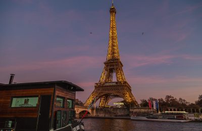 Pôr do sol na Torre Eiffel após ataque terrorista