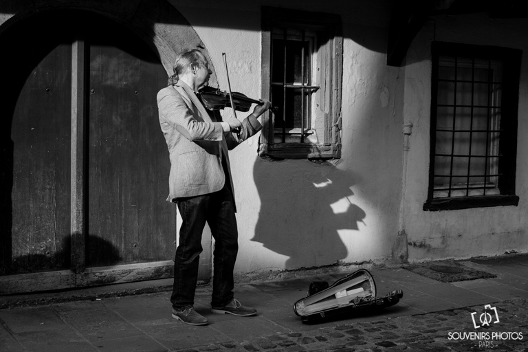 Homem tocando violino na rua na festa da musica em Paris