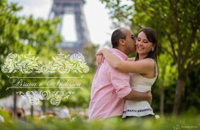 Casal apaixonado em ensaio na Torre Eiffel com fotógrafa brasileira em Paris
