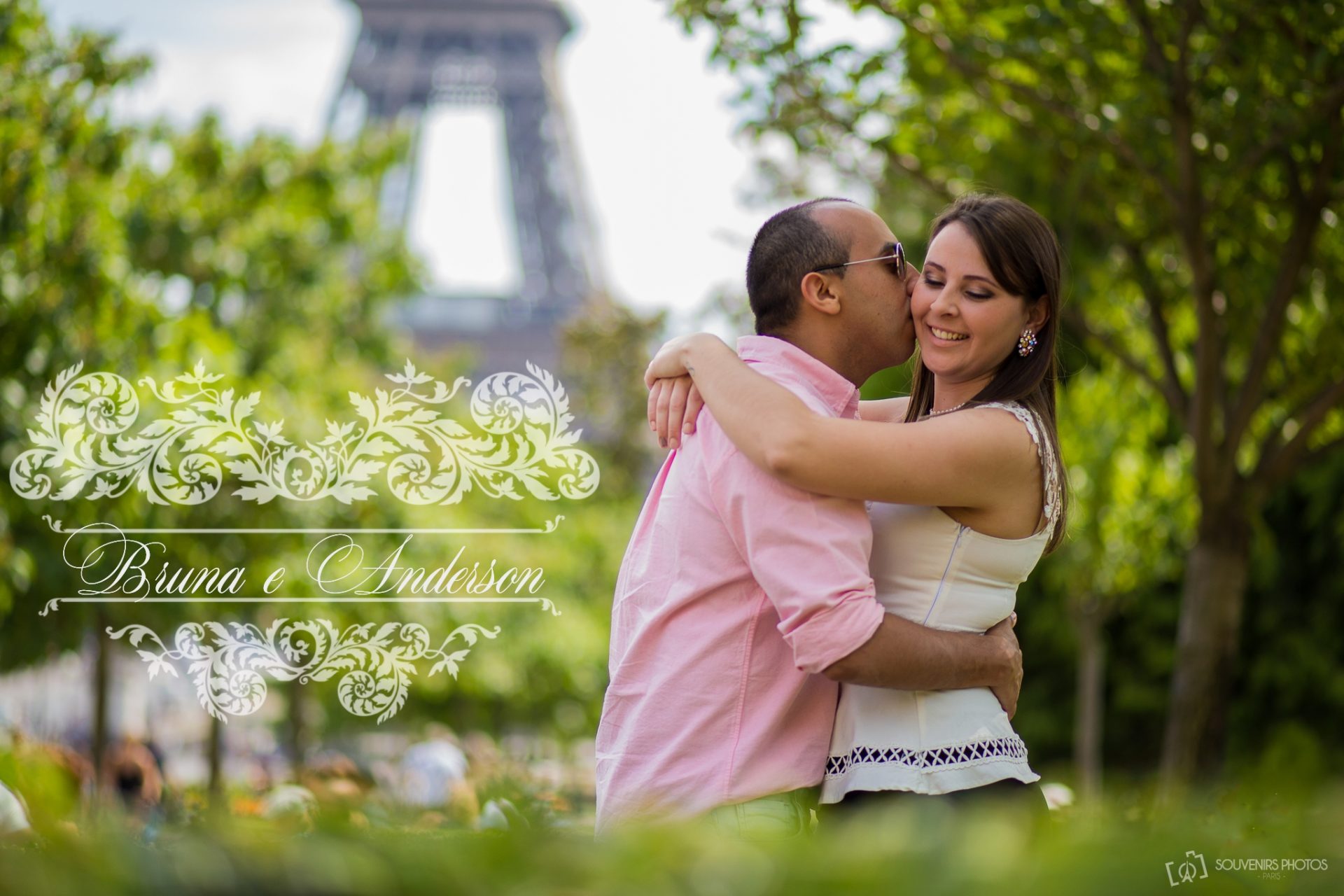 Casal apaixonado em ensaio na Torre Eiffel com fotógrafa brasileira em Paris