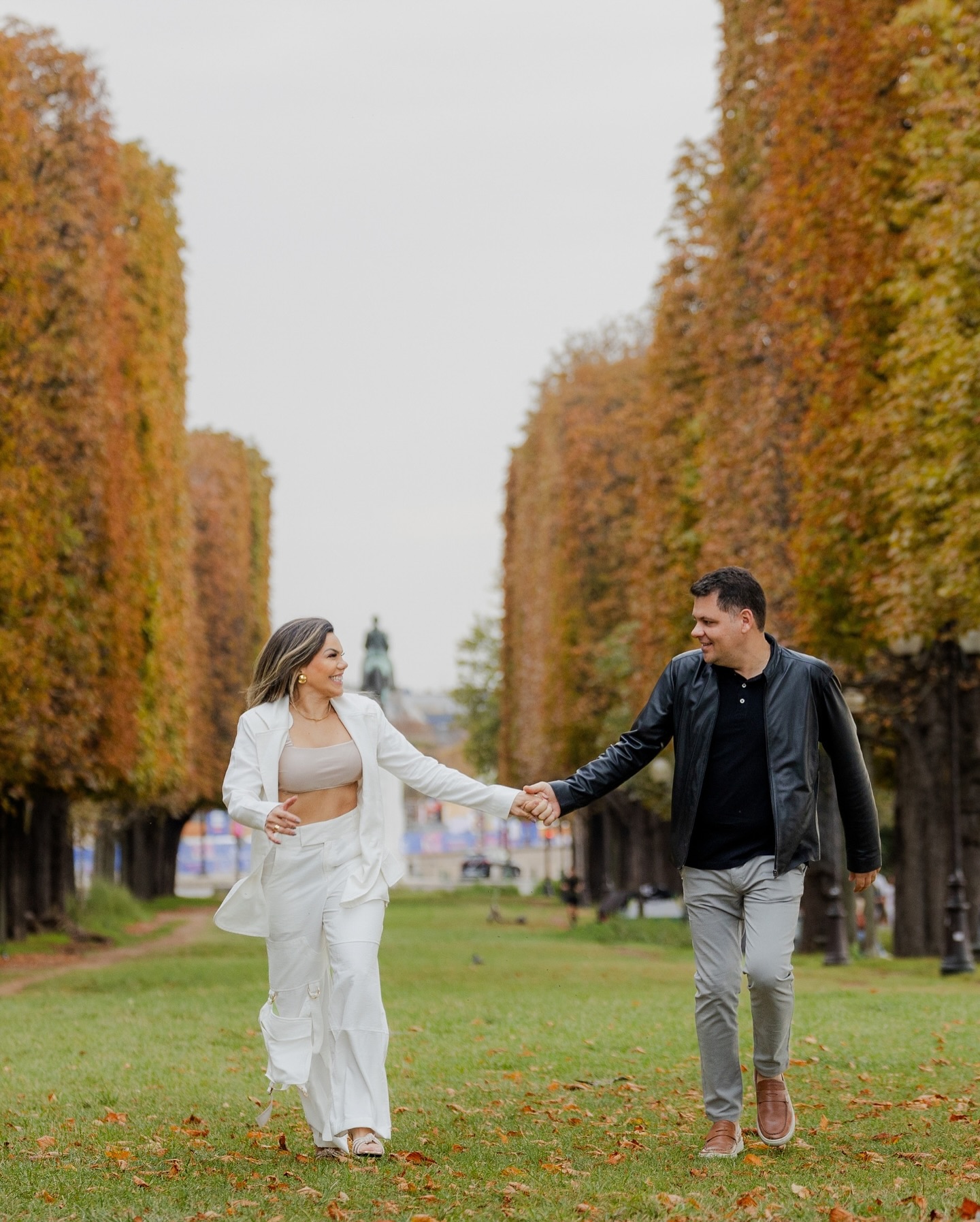Como são escolhidos os locais dos ensaios em Paris? 🇫🇷📸

Cada ensaio é único e a escolha dos cenários também. Eu sei que a maioria das pessoas sonha com a Torre Eiffel, e ela realmente é um ícone. Mas Paris vai muito além dela. 

A cidade se transforma a cada estação, e isso faz toda a diferença nas fotos. É muito triste vir em pleno outono, com os jardins cobertos de folhas e focar apenas nos monumentos. É perder a chance de ter imagens que contem a história da sua viagem em harmonia com a estação.

Meu papel é te guiar nesse processo e conectar o seu momento à alma da cidade. Por isso, converso com os clientes para criarmos juntos um roteiro que mistura os cartões-postais que todo mundo quer ver com cantinhos menos óbvios para que suas fotos sejam tão únicas quanto a sua experiência. E por trás desse roteiro, há toda uma técnica: pensar na luz ideal, na melhor hora para cada local e em como cada cenário vai valorizar você.