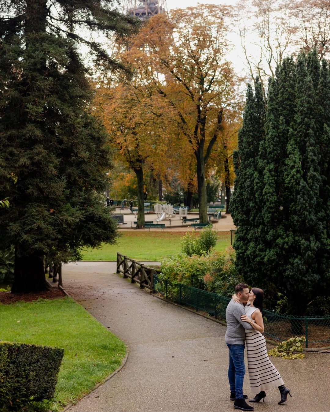 Fall with these two lovebirds 🍂 wandering through the gardens of the Trocadéro. We captured some shots with the Eiffel Tower, but also those sweet, candid moments that truly reflect their story and this beautiful season.

A Paris photoshoot should not be only about monuments and iconic landmarks. 

#parisphotoshoot #realparis #parismoments #parisphotographer