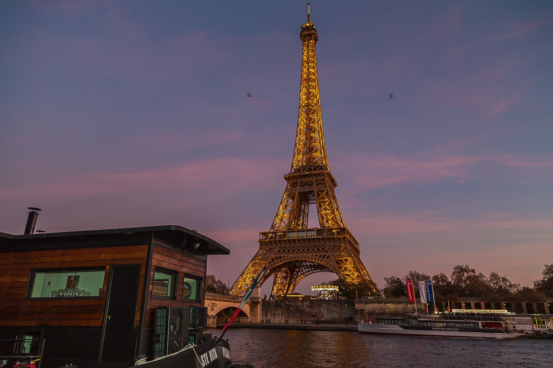 Pôr do sol na Torre Eiffel após ataque terrorista