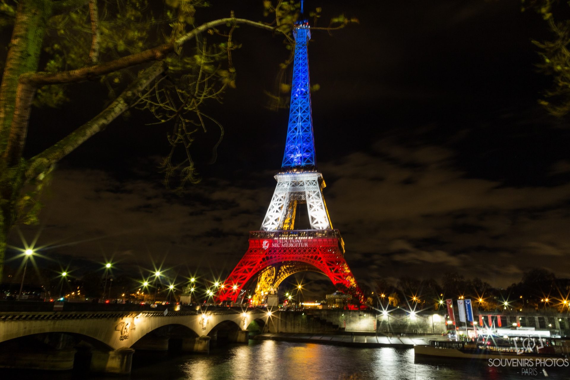 Torre Eiffel, iluminada apos o atentado do 13/11/2015.