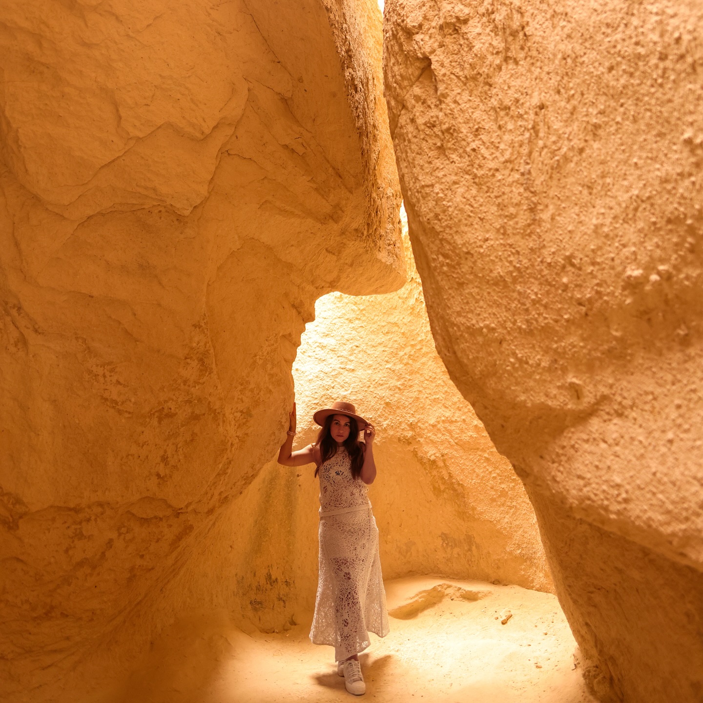 o que ando vivendo e fotografando nos últimos dias ☀️🎈

Depois de muito adiar, de tantas conexões rápidas, finalmente parei aqui e na estação mais linda para contemplar os tons dourados. Entre paisagens únicas, nascer e por do sol de tirar o fôlego, a Turquia tem sido puro presente 🧡

Estou de férias por alguns dias, fazendo essa pausa necessária antes da maratona de ensaios que vem aí.

📸 Primeiros cliques em Avanos, Zelve, e Gorëme, saídos direto da câmera e, curiosamente, tem me lembrado tanto a Ásia Central 🫶🏼

—

Para não poluir muito os stories, os bastidores e detalhes da viagem(e também os perrengues básicos) estão no canal Viagens aqui no Instagram.