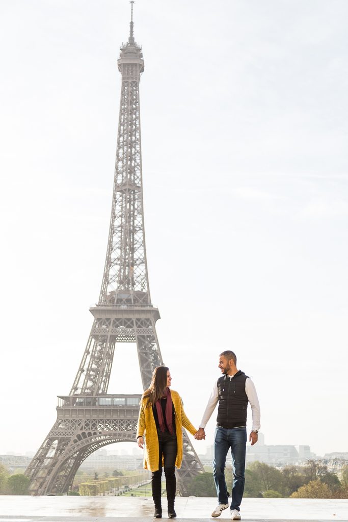 Ensaio em Paris : Casal no Trocadéro melhor vista da Torre Eiffel por fotógrafa brasileira em Paris