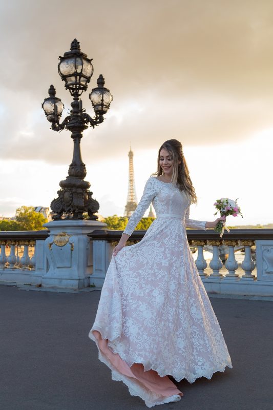 Elopement Wedding : Noiva na Ponte Alexandre III durante ensaio de casamento em Paris