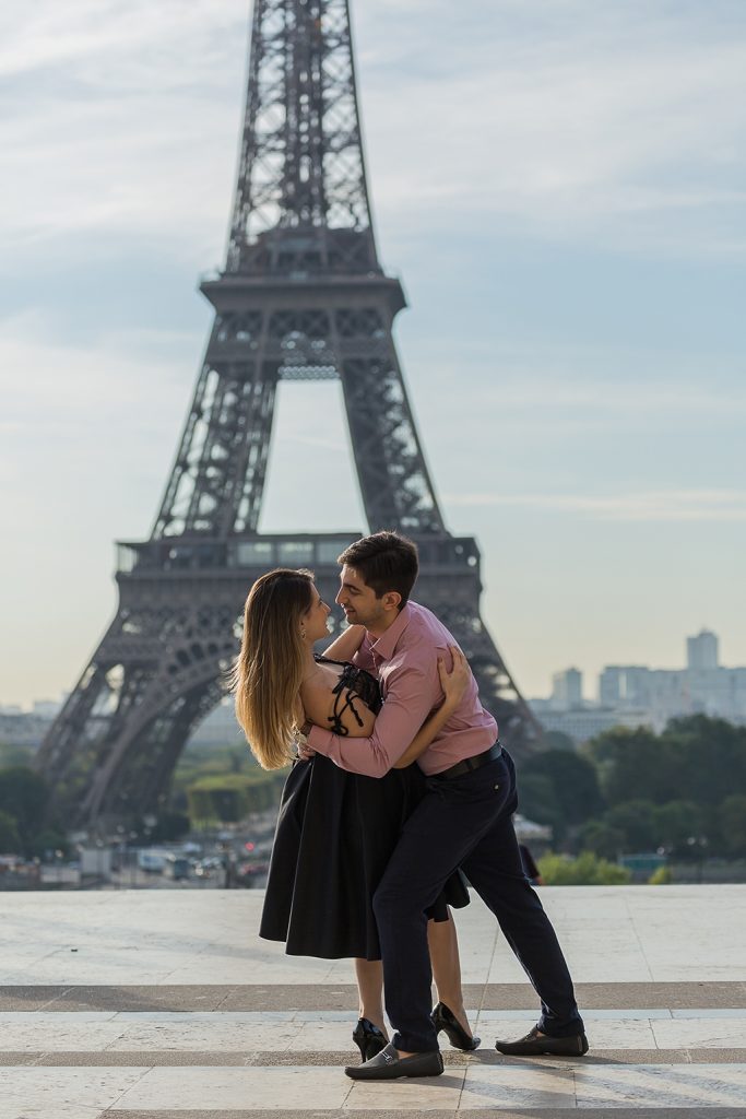 Ensaio em Paris : Beijo de casal elegante na Torre Eiffel - Fotógrafo brasileiro