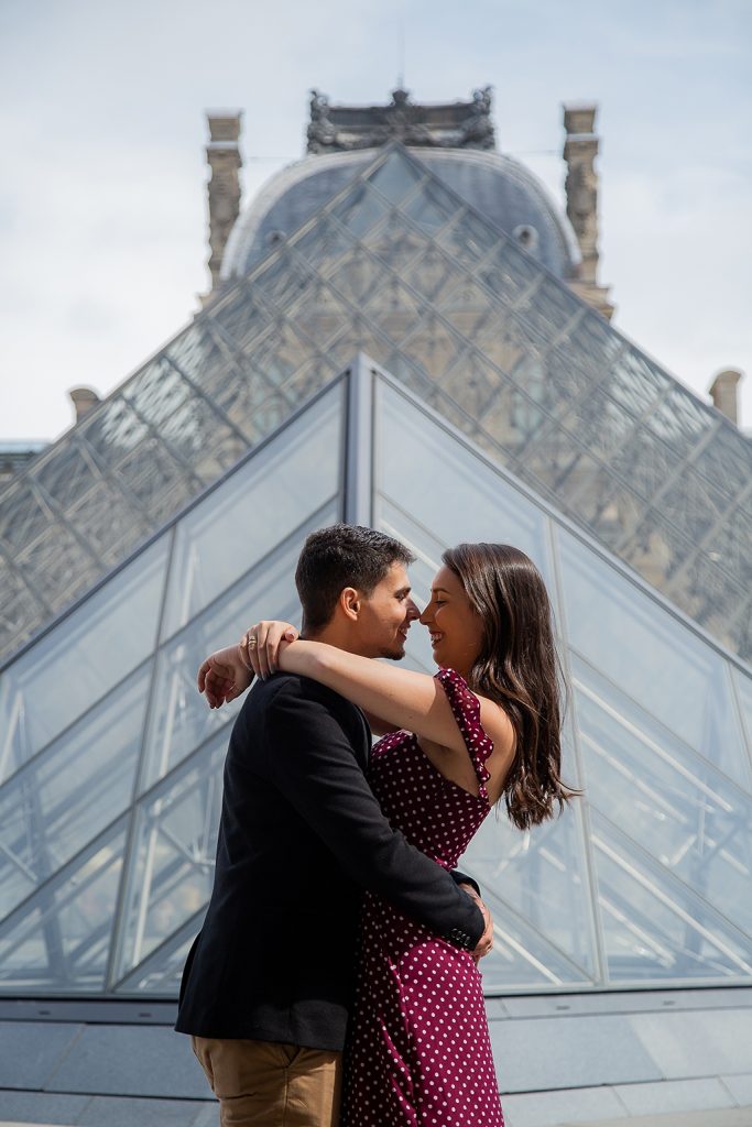 Ensaio em Paris : Foto de casal apaixonado nas pirâmides do Louvre por Fotógrafa em Paris