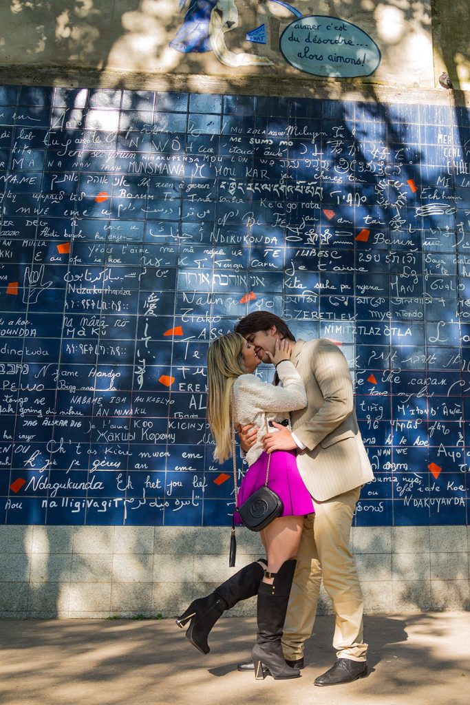 Ensaio em Paris : Foto romântica de Pré Wedding no Muro do Eu te Amo - Fotógrafa brasileira em Paris