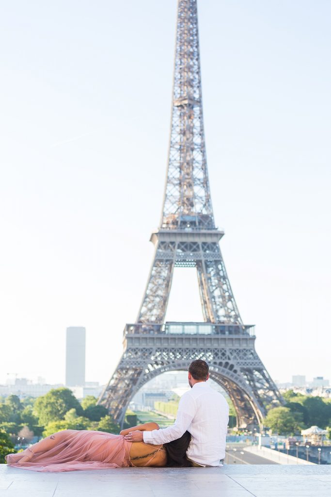 Ensaio em Paris : Foto romântica de casal apaixonado na Torre Eiffel