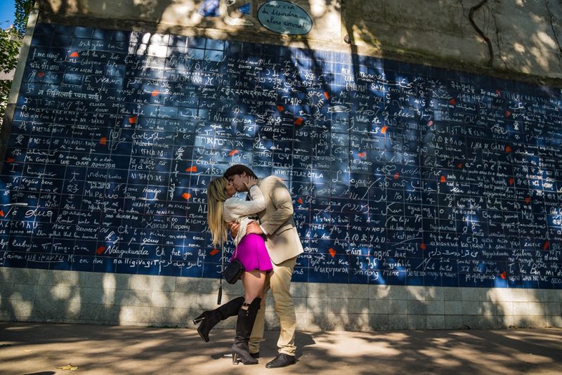 Ensaio em Paris : Foto romântica de casal no Muro des Je T'aime Eu Te Amo em Montmartre