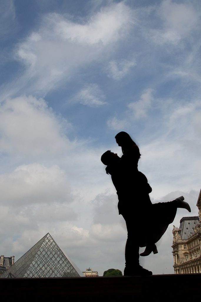 Ensaio em Paris : Fotógrafa brasileira captura silhueta de casal apaxionado no Louvre