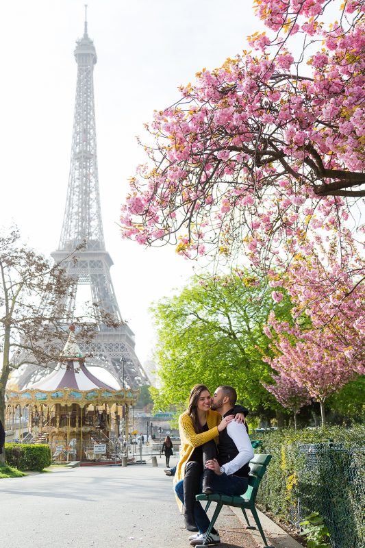 Ensaio em Paris : Fotografo em Paris casal embaixo das cerejeiras da Torre Eiffel durante primavera