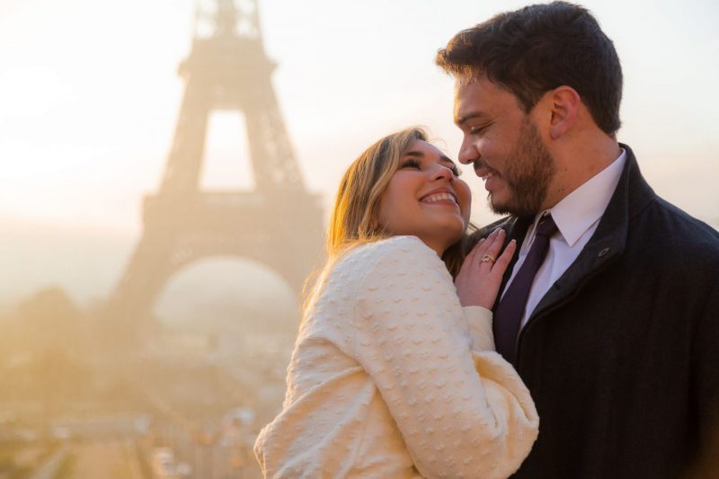Lindo ensaio romântico em Paris com fotógrafo brasileiro durante nascer do sol
