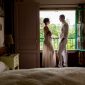 Casal na janela do quarto de Monet durante ensaio fotográfico em Giverny