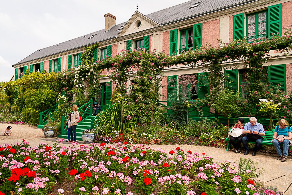 Casa de Monet e seus jardins em plena primavera na cidade de Giverny