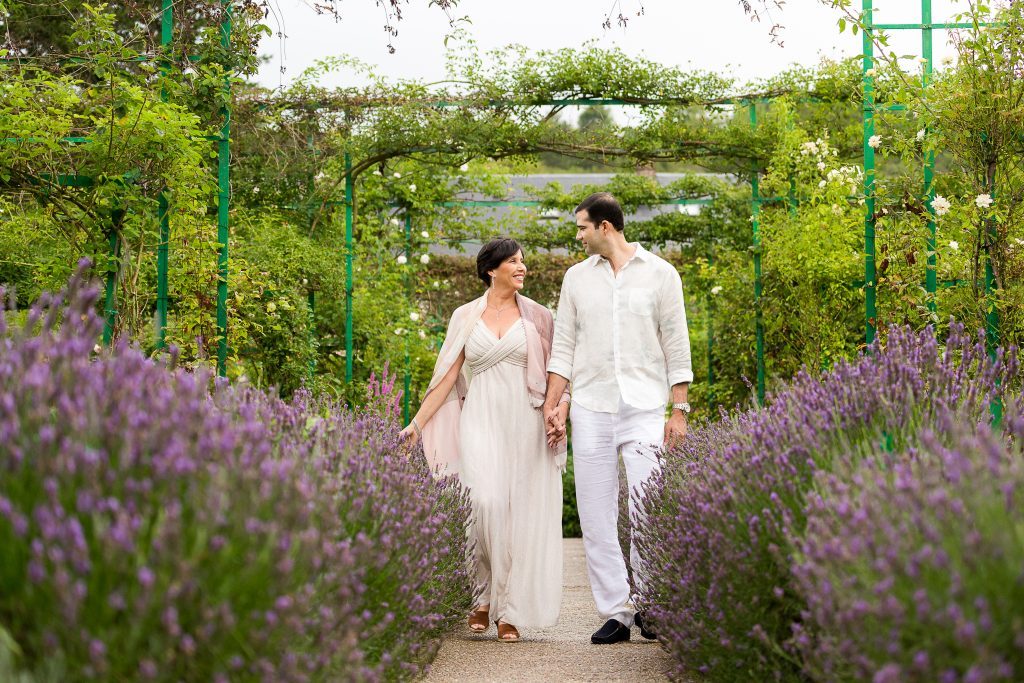 Casal passeia em meio as lavandas dos Jardins de Monet durante ensaio em Giverny