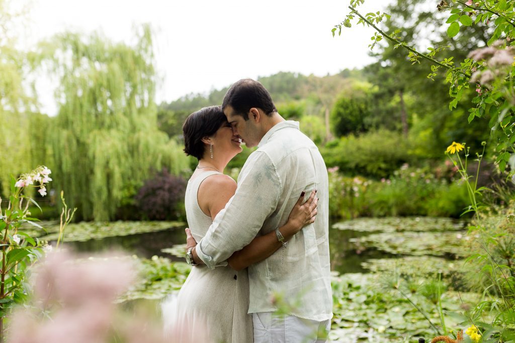 Casal abraçado com as ninféias de fundo no Jardin d'Eau durante ensaio fotográfico em Giverny