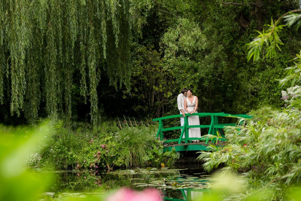 Casal abraçado na ponte do Jardin d'Eau durante ensaio fotográfico em Giverny