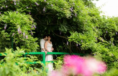 Casal abraçado na ponte do Jardin d'Eau durante ensaio fotográfico em Giverny