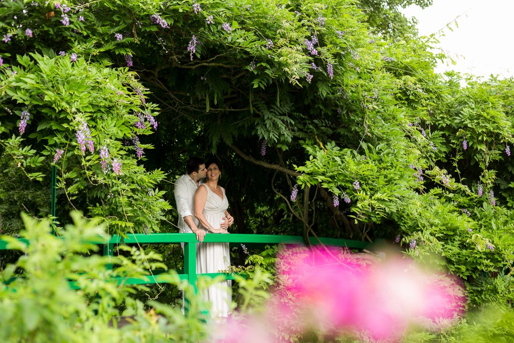 Casal abraçado na ponte do Jardin d'Eau durante ensaio fotográfico em Giverny