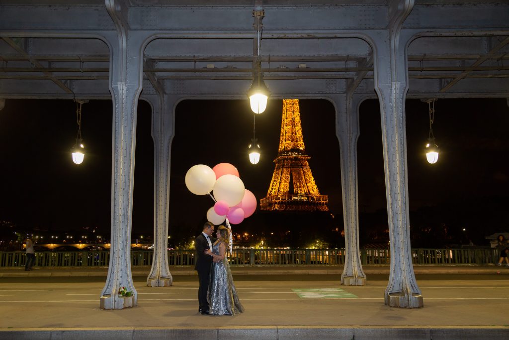 Bodas de casamento - Ensaio de fotos noturno em Paris com balões na Torre Eiffel