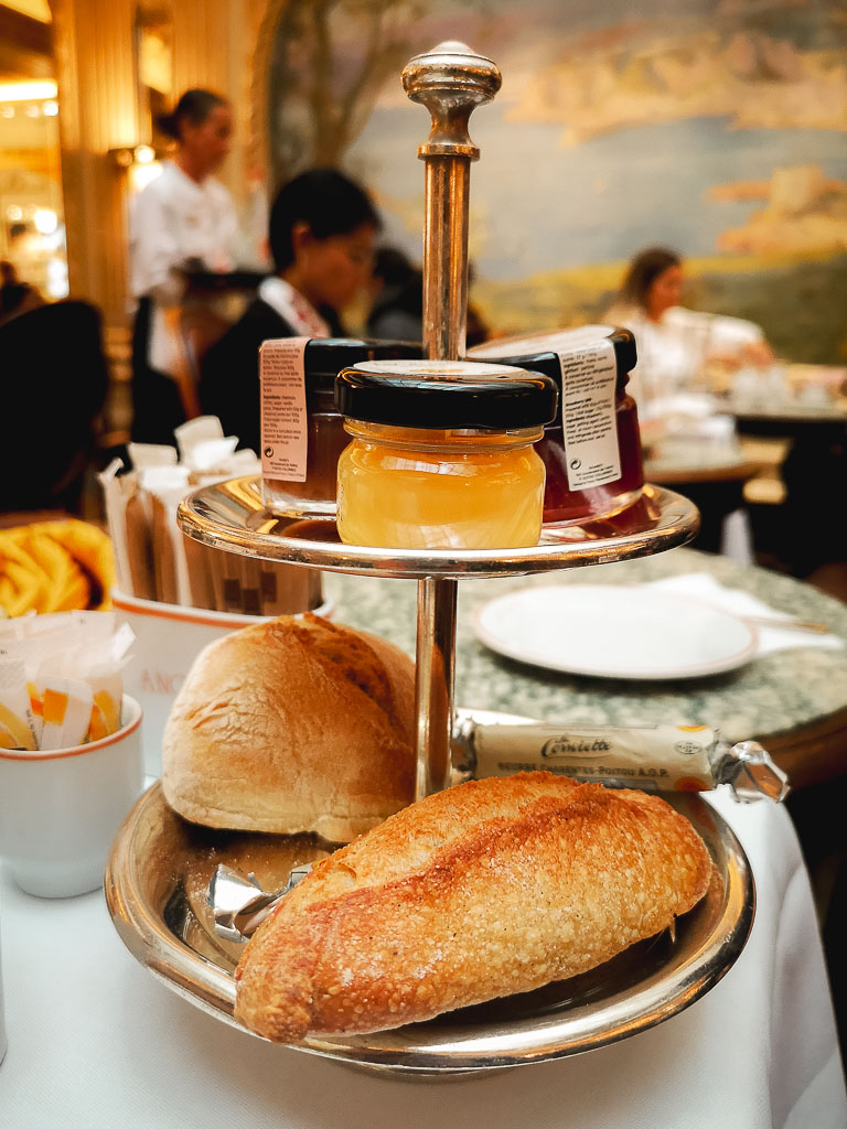 Café da manhã no Angelina Paris na Rue de Rivoli