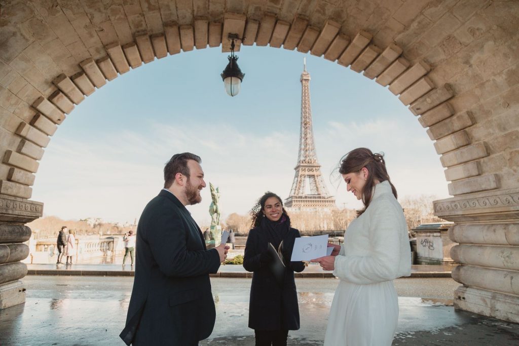 Cerimônia de casamento em Paris com fotógrafo e celebrante