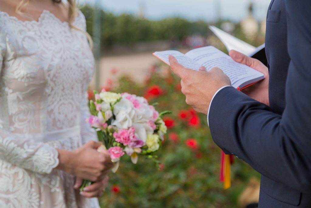 Cerimônia de mini casamento em Paris com fotógrafo e celebrante