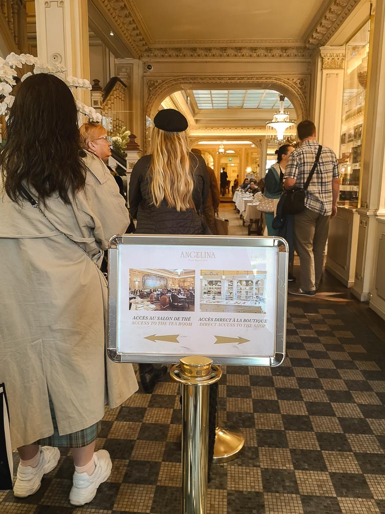 Entrada do salão de chá Angelina Rue de Rivoli em Paris