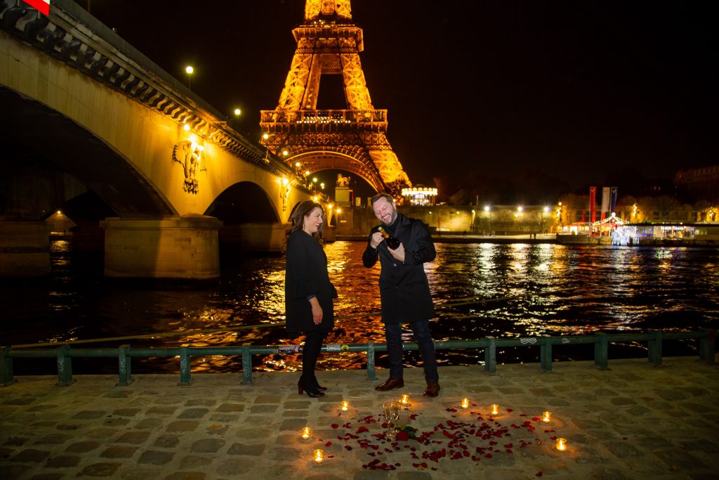 Ideia de Pedido de casamento surpresa em Paris - Velas flores, champagne e Torre Eiffel