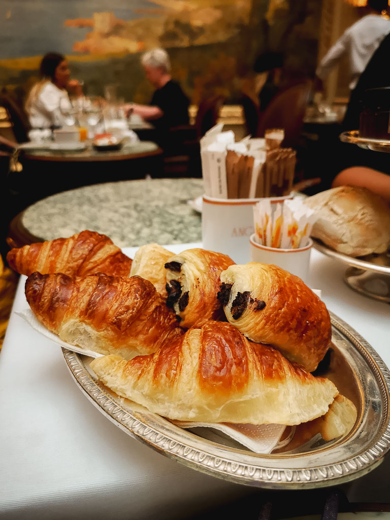 Itens do café da manhã no Café Angelina na Rue de Rivoli em Paris