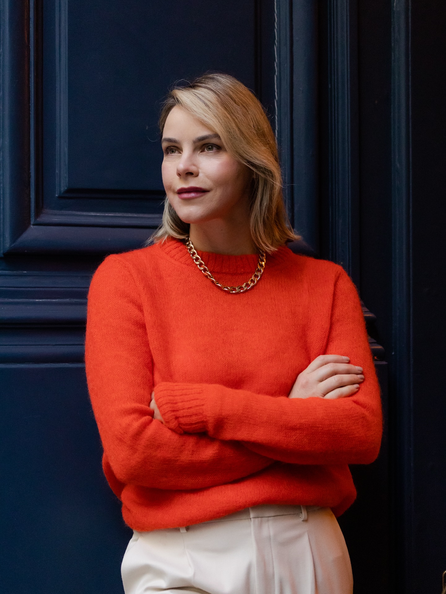 Eu ando meio cansada... 

de Torre, Torre, Torre.

Não me entenda mal, eu adoro fotografar por lá, mas 90% dos ensaios em Paris são lá, então chega uma hora que a gente sente falta de outros ares.

Quando a Júlia entrou em contato comigo pra um segundo ensaio, já fiquei animada. Ela sempre me faz sair da zona de conforto e criar em outros pontos de Paris. 

Da primeira vez, fotografamos nos arredores da Sorbonne. Dessa vez, ela disse: “quero apenas um ensaio pelas ruas de Paris mesmo, ao redor do meu hotel”.

E foi exatamente isso que fizemos, focando nas portas, nas placas, na arquitetura e nela ✨

Afinal, Paris não é só Torre… 🙂

#fotografaemparis #fotografoparis #fotografoemparis #parisphotographer #lesruesdeparis #asruasdeparis