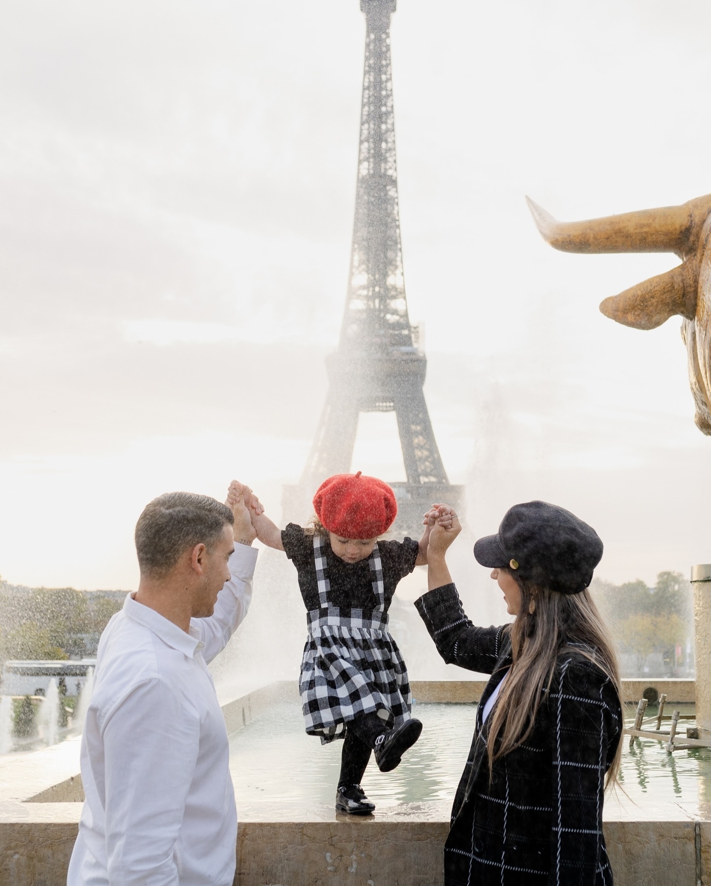 Como é fazer um ensaio fotográfico em Paris com filhos pequenos? 💕

O segredo é transformar a experiência em um momento divertido em família. No nosso ensaio no Trocadéro, a manhã começou leve, fizemos o ensaio no nascer do sol então fugimos de grande parte dos turistas. Pegamos os pontos livres, mas principalmente, deixamos a criança ser livre, com direito a brincadeiras e muita fofura. Certeza que essas fotos representam muito mais o momento que aqueles momentos estáticos e forçados. Kailani, a pequena “francesinha” de boina vermelha roubou a cena diante da Torre Eiffel, ela fez tantas carinhas engraçadas!

#fotógrafaemParis #ensaioemParis #famíliaemParis #ParisFamilyPhotoshoot #ParisPhotographer #FamilyInParis #ParisEnsaio