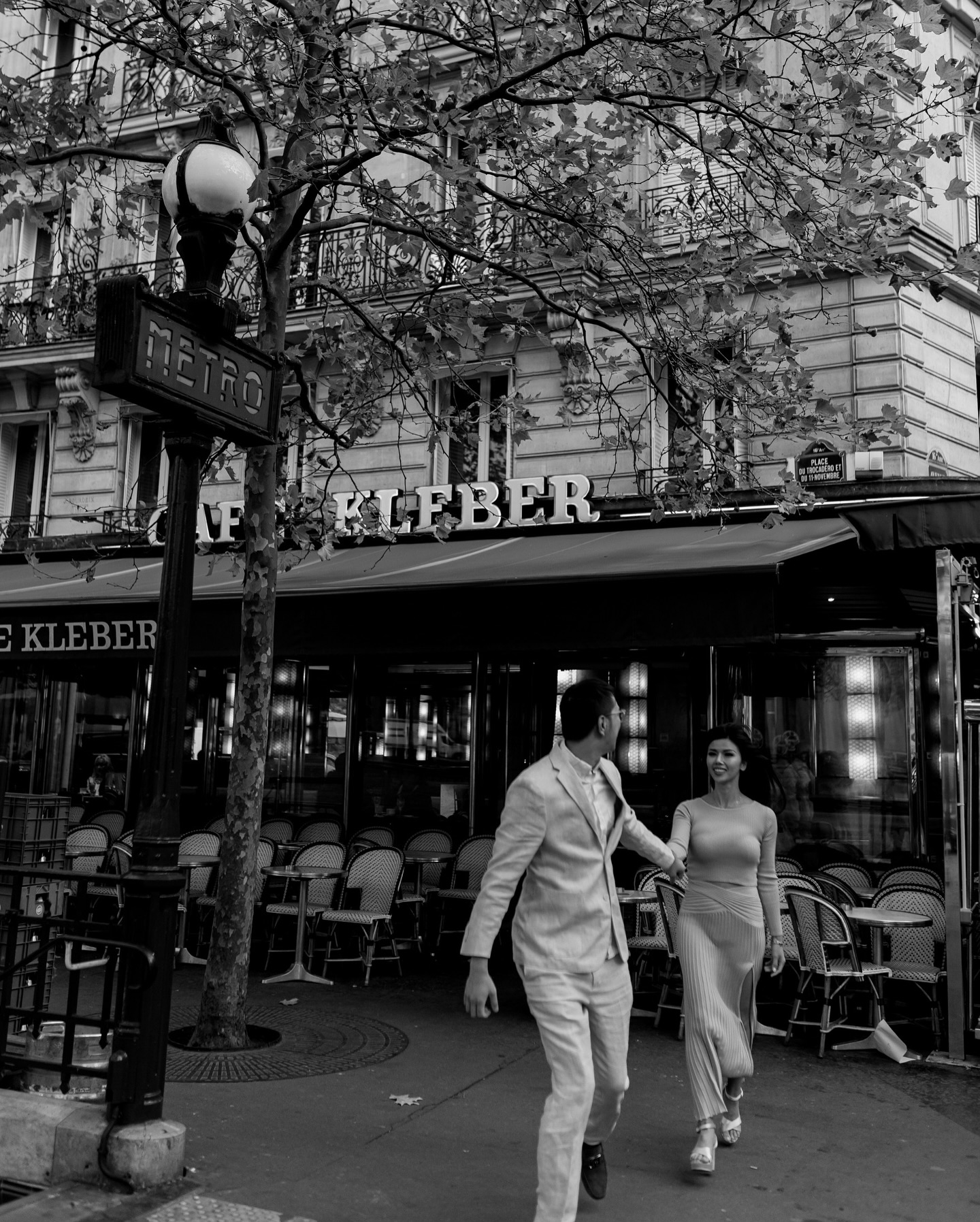 Quero compartilhar um dos meus favoritos agora do outono 🍂 

Começamos o ensaio num café parisiense, e é fácil perceber por que adoro fotografar nesses ambientes, né? Tem uma atmosfera intimista, você se sente à vontade, longe do movimento das ruas turísticas. Também detalhes que contam história, as xícaras, as cadeiras e mesinhas tipicamente parisienses. E claro, a espontaneidade, os casais relaxam, dão risadas e os gestos são mais naturais, vão surgindo sem esforço, sabe?

Outro ponto que pra mim conta muito, é que dá para combinar fotos dentro e fora do café, aproveitando a rua em frente, a saida do metrô ou a calçada charmosa.

Depois do café, seguimos para uma rua que estava linda agora no outono 🍁 Mesmo em uma manhã nublada, as cores das folhas se destacaram, criando contraste e profundidade que realçam ainda mais as fotos. Fizemos fotos andando, em movimento, curtindo o momento mesmo…sem ser aquela foto com cara de turista. Defintivamente, esse não é o meu foco. Gosto de fotografia que realmente captura a essência do casal e isso tem um valor incomparavel.

💡 Dica: lugares onde vocês se sintam confortáveis sempre rendem fotos mais reais e autênticas.

#ensaioemParis #fotógrafoemParis #ensaioCasalParis #ensaioRomântico #cafésdeParis #outonoemParis #fotografiadeviagem #SouvenirsPhotosParis #memóriasdeviagem