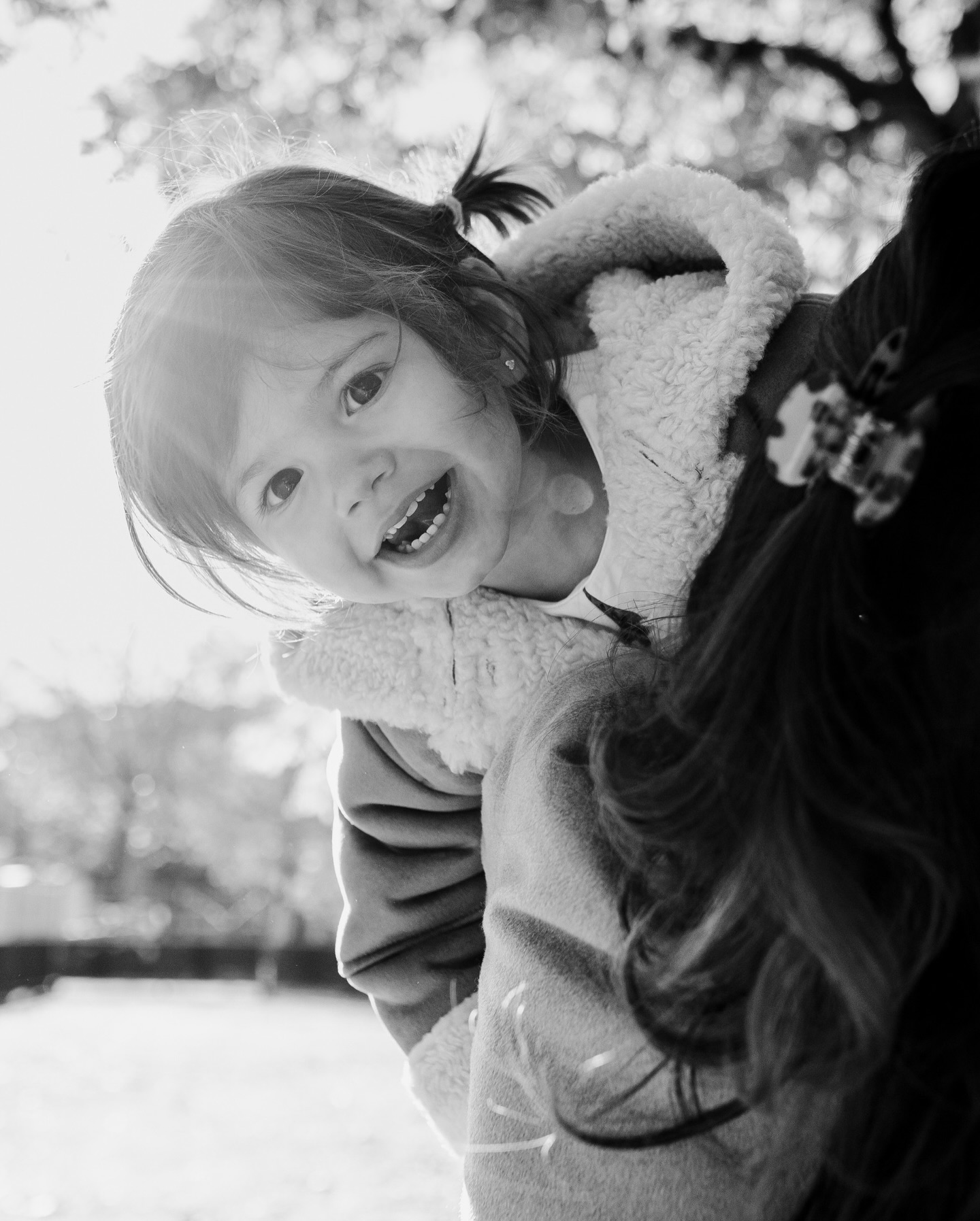 Como é fazer um ensaio de família em Paris no outono? 🍂🇫🇷

Esse ensaio aconteceu nos arredores da Torre Eiffel, mas o desejo dessa família era ir além do cartão-postal e viver a estação em sua essência. Eles viram as minhas do outono e se apaixonaram. Não vou mentir que eu amo quando os clientes se identificam com o meu olhar. Vocês sabem, eu amo fugir do obvio e capturar o outono parisiense…ahh, é uma das minhas épocas favoritas!

Entre risadas, abraços e caminhadas leves pelo parque do Champ de Mars, registramos a atmosfera mágica da cidade nessa época linda do ano. O foco foi a conexão entre eles: a filha se divertindo com os pais, momentos de colo, brincadeiras e muito afeto em meio ao cenário amarelinho.

📌 Dicas para quem sonha em um ensaio no outono em Paris:

1️⃣ A estação vai de fim de setembro a novembro, com pico das cores agora em outubro.

2️⃣ Parques ao redor da Torre Eiffel oferecem cenários lindos e mais tranquilos. Mas tenho uma lista de lugares a privilegiar nessa época.

3️⃣ Looks em tons terrosos, como bege, marrom e caramelo, combinam perfeitamente com a paleta da estação.

4️⃣ Aproveite as folhas caídas para fotos descontraídas e cheias de movimento.

#EnsaioEmParis #ParisNoOutono #FotógrafaEmParis #FamilyPhotosParis #EnsaioDeFamília #SouvenirsPhotos #ParisEmFamília #OutonoEmParis