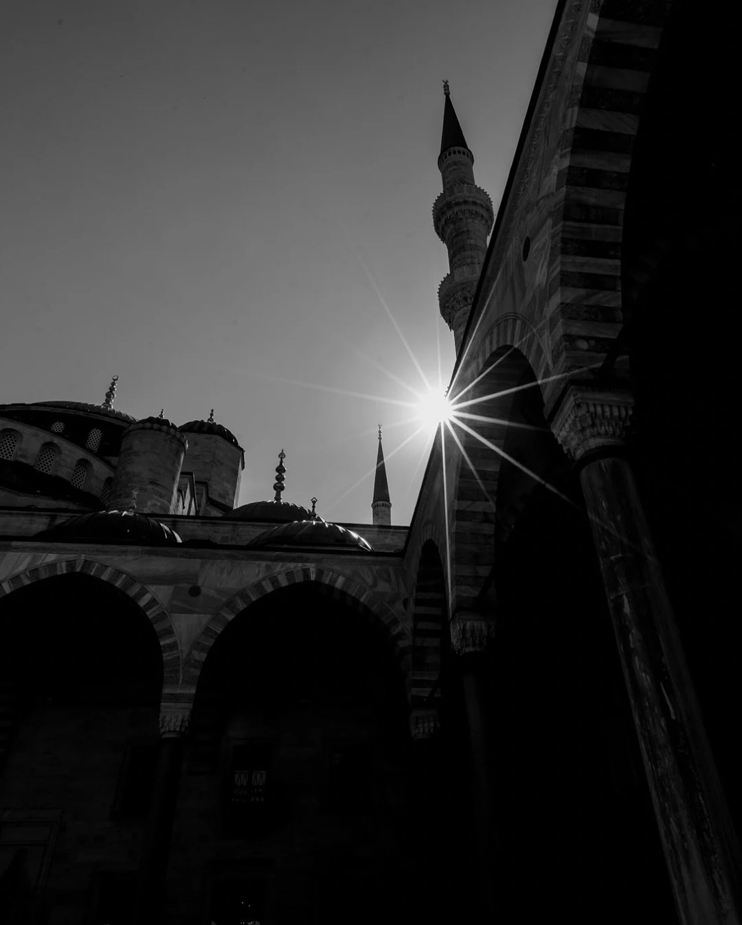 Última parada dessa viagem e, curiosamente, também a última parada da Rota da Seda no lado ocidental 🌍✨ 

Engraçado pensar que 2025 me levou a percorrer boa parte desse caminho antigo: comecei em abril nas madrassas do Uzbequistão e terminei aqui, na Turquia, na velha Constantinopla, que eu só conhecia dos livros de história. 

Infelizmente, passei muito pouco tempo em Istambul, tive que mudar meu bilhete de avião e reduzir consideravelmente a viagem, por conta do trabalho 🥲 Precisarei voltar com mais calma... Mas deixo aqui um pouquinho do meu olhar e das minhas andanças por Istanbul, das mesquitas as cores das especiarias e dos gatos que mais parecem guardiões da cidade.

Foi uma passagem curta, mas suficiente pra me lembrar por que amo viajar: observar, sentir e me perder mesmo que por pouco tempo 🫶🏼

Foto 1: Mesquita azul com o sol brincando com a arquitetura.
Foto 2: Cotidiano e ruas de Istambul.
Foto 3-5: Especiarias, lanternas, frutas secas e a vida no Grand Bazaar.
Foto 6-10: Os gatos de Istambul (muitos, em toda parte).
Foto 11-13: A famosa Mesquita Azul.
Foto 14-15: Ruas de Karakoy e Galata.
Foto 16-18: A Santa Sofia, que antes era umà basílica e hoje é uma mesquita.
Foto 19: A Cisterna da Basílica que não vale os 33€ pra entrar. É bonito pra fotografar, mas sem muito interesse, principalmente se você precisar gastar com outros pontos. Todas as entradas são relativamente caras.

#istanbul #visitistanbul