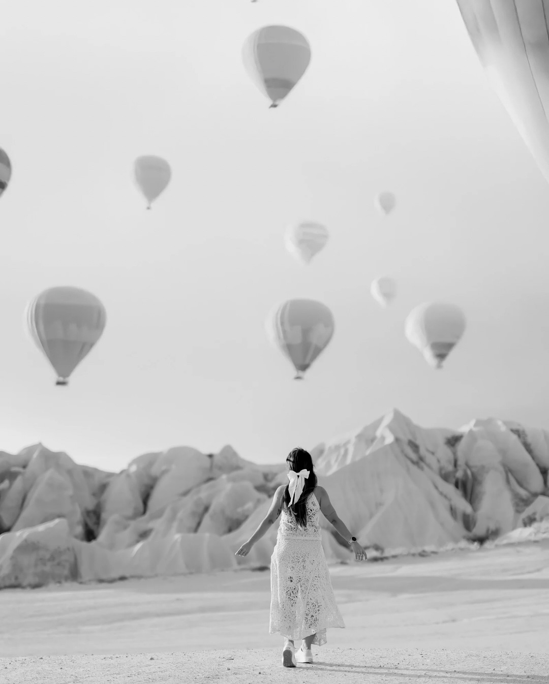 Depois de três dias de espera, tentativas e cancelamentos…

O céu da Capadócia amanheceu vazio. Nenhum balão. Nenhum ponto colorido cortando o horizonte 🥲

A gente planeja, sonha, calcula cada detalhe… mas a vida, com sua ironia sutil, sempre encontra um jeito de lembrar que não é a gente quem decide o espetáculo.

Então, restou olhar em volta e descobrir que mesmo sem balões, a Capadócia tem muitas belezas  escondidas e definitivamente, foi muito pouco tempo pra conhecer tudo o que esse lugar tinha a oferecer.

Foto 1: O céu de balões criado com IA. O céu que imaginei ver esses dias, mas que só existiu nos meus sonhos.
Foto 2-5: A grande surpresa da viagem: o Red Valley, com um pôr do sol de tirar o fôlego, paisagens que me transportaram de volta ao Quirguistão e igrejas esculpidas na rocha com arquitetura bizantina.
Foto 6-7: Nossa hospedagem num hotel cave belíssimo, cheio de detalhes e história.
Foto 8: O céu dramático sobre o Rose Valley, uma pintura.
Foto 9: Üçhisar ao fundo, vilarejo troglodita com um castelo no alto da colina, visto direto do Pigeon Valley.
Foto 10: A trilha sinuosa da Love Valley, entre cores de outono e formações que parecem saídas de outro planeta.
Foto 11: As surpresas da roadtrip.
Foto 12: O Museu a Céu Aberto de Göreme, com cavernas e igrejas bizantinas que abrigaram cristãos há séculos atrás.
Foto 13: Artesanato que resiste ao tempo.
Foto 14: A cidade subterrânea com até 8 níveis de túneis, capazes de abrigar até 20 mil pessoas em tempos de perseguição religiosa e invasões.

#capadocia #kapadokya