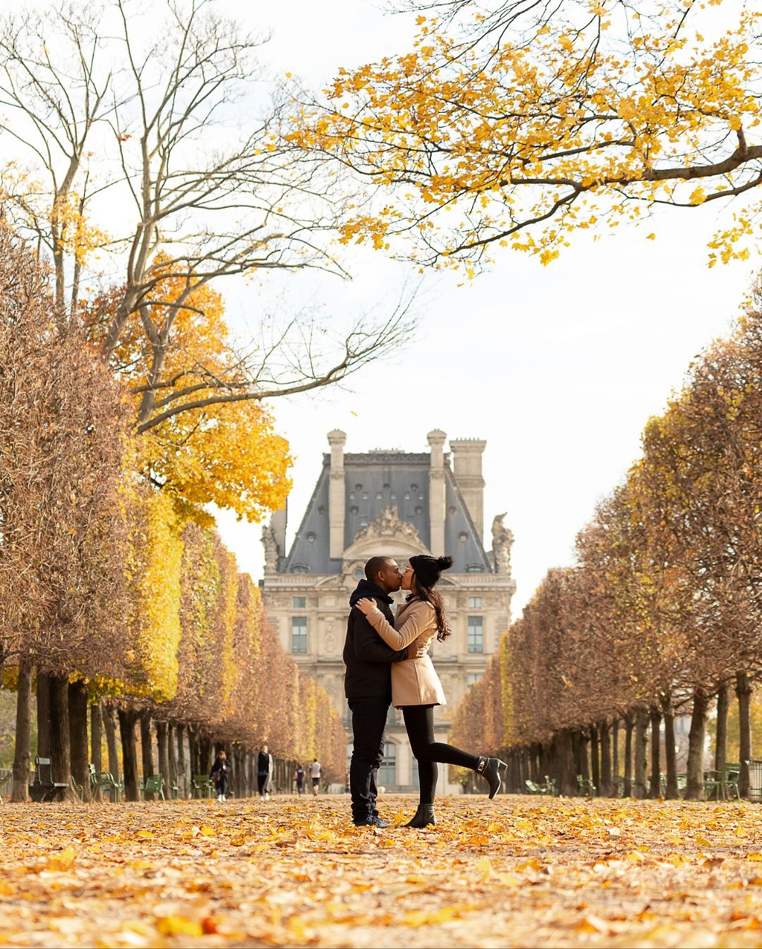 Tirando a poeira do feed com dois locais que estão lindos agora no outono 🍂

Você sabem que se me deixar, levo os clientes para os lugares mais típicos da estação. Eles queriam Torre Eiffel, mas pediram minhas dicas quanto ao período que estavam vindo para Paris, disse que seria interessante dividir o ensaio ensaio em dois pontos e assim fomos até o Jardim de Tuileries para as fotos mais lindas de outono 🍁Eu amo esse jardim, e principalmente, esse caminho de árvores… pegar assim todo amarelinho é sempre um presente da natureza 💛

Também demos um pulo na Torre e fotografamos mais nos jardins ao redor pra ter esse contraste natureza, estação e a dama de ferro.

#outonoemparis #fallinparis #automninparis #jardimdastulherias