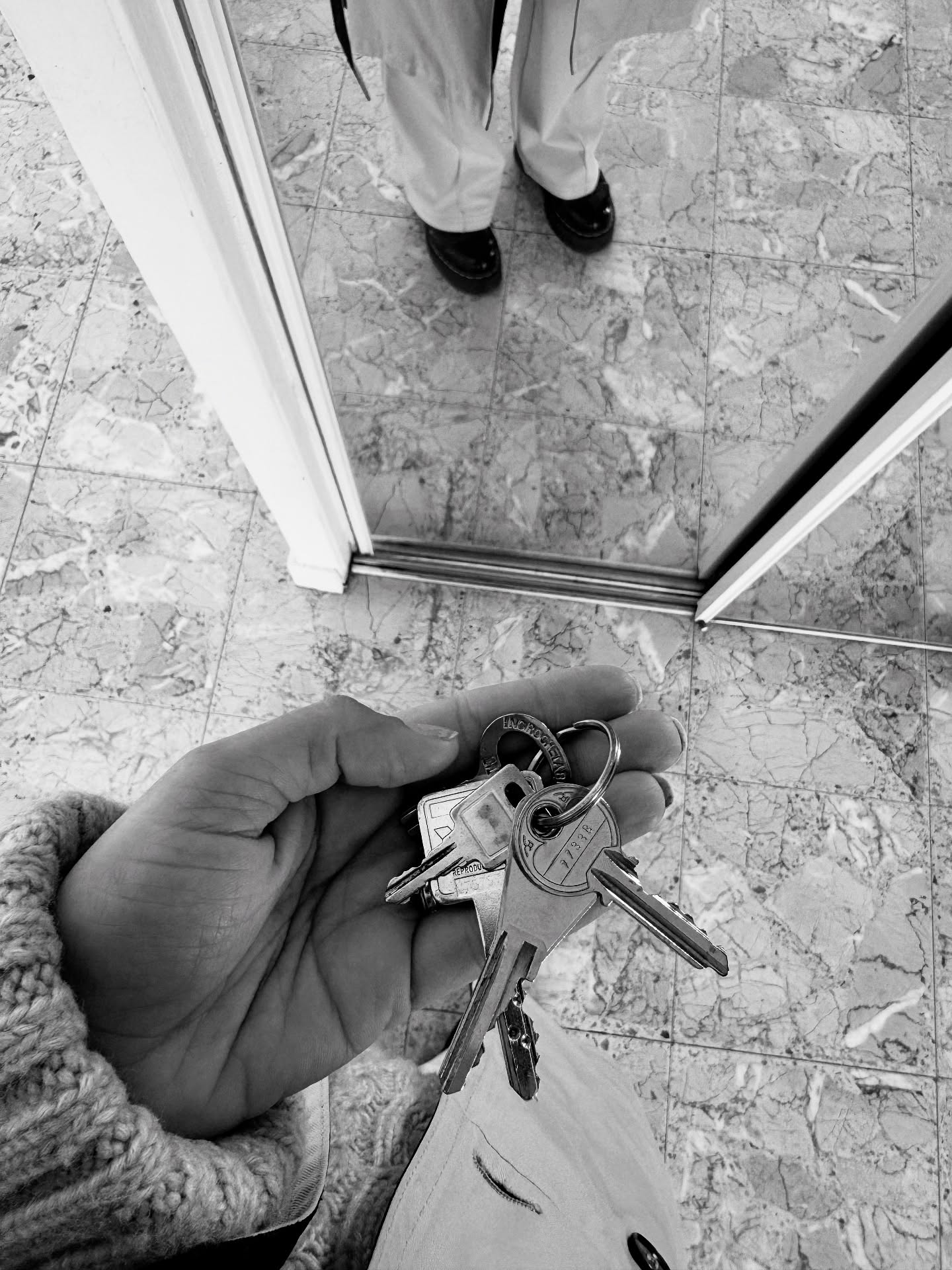 11 meses…

Onze meses sonhando, planejando, se empolgando… e, tantas vezes, se decepcionando.

Onze meses tendo que lidar com a ansiedade, com tantas dúvidas, diferentes regras de urbanismo, com os nãos da vida.

Onze meses tendo que “aprender” a esperar o momento certo…e ele veio!

Nossa carinha hoje de realizados, na última foto, com o sonho da nossa casinha 🥹