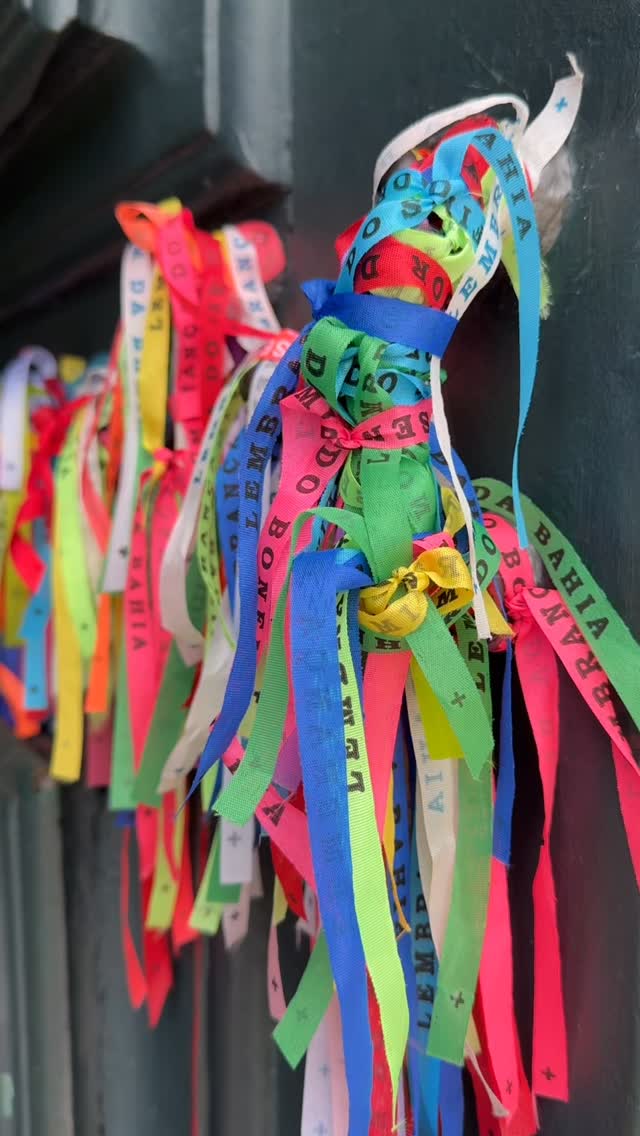 Bonjour 🇧🇷

Primeira parada: Salvador 🥁✨

É a minha terceira vez aqui e, claro, comecei pela tradição das fitinhas do Bonfim. Nem lembro o que pedi nas outras visitas, mas pelo visto deu tudo certo, só tenho motivos pra agradecer ❤️

Depois, seguimos para o Pelô, que já estava em clima de festa por causa da Festa de Santa Bárbara. Aproveitei para conhecer o Museu do Carnaval, que ainda não tinha visitado. O Museu Afro-Brasileiro estava na minha lista, mas infelizmente estava fechado.

E não podia faltar: as igrejas mais lindas do Brasil, com toda a riqueza e história desse país estampadas.

Fechamos o dia com um pôr do sol no Farol da Barra.
Mais pra frente na viagem, voltamos à Bahia para explorar outro cantinho desse estado que eu amo.

Agora seguimos para a próxima parada aqui no Nordeste brasileiro ❤️✨

#feriasbrasil