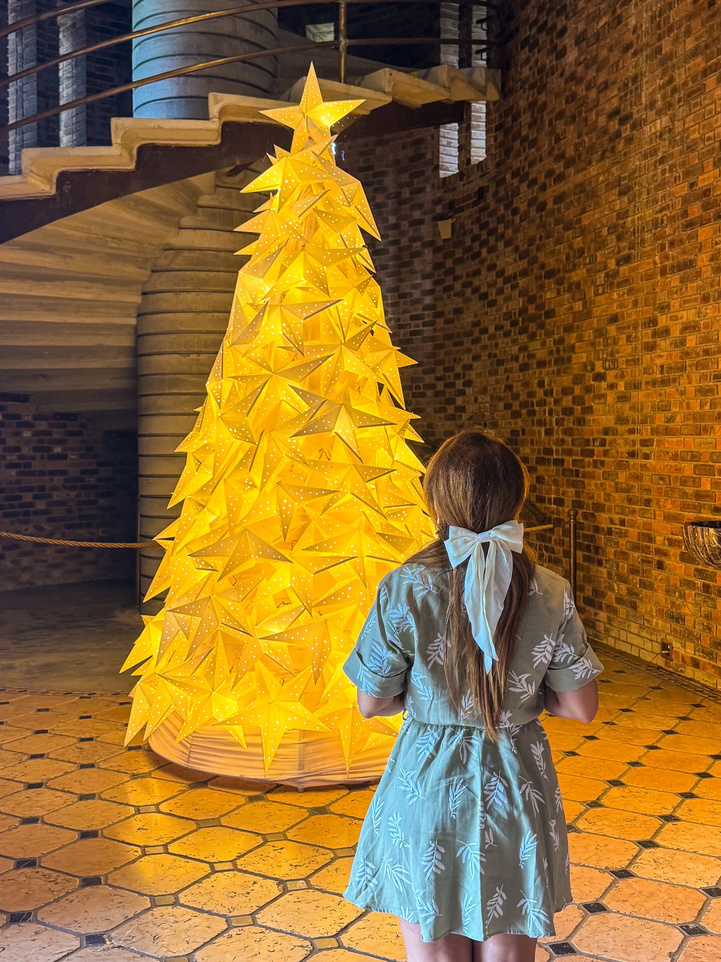 🇧🇷 Pernambuco do telefone pro feed “pelas ruas que andei…”

Pernambuco é o estado vizinho ao que nasci. Parte da minha família materna vem daqui e, durante meus 20 e poucos anos, voltei muitas vezes para curtir o Carnaval. Aqui, o carnaval tem outro significado: menos espetáculo, mais raiz. Um carnaval profundamente cultural, conduzido pelo frevo, maracatu, bonecos gigantes e tradições que atravessam gerações e gerações. É intenso, carnaval de rua mesmo, bem autêntico.

E duas cidades se destacam nos carnavais aqui:  Olinda e Recife. Olinda com sua arquitetura do tempo da colonização portuguesa, com suas casinhas coloridas, ladeiras íngremes e uma energia diferente. Recife, logo ao lado, é mais urbana e dinâmica, projetada durante a colonização holandesa, com suas pontes, rios e uma mistura constante entre o antigo e o moderno. Mesmo estado, duas cidades completamente diferentes.

E pra fechar minha visita, tive finalmente a chance de visitar o Instituto Ricardo Brennand. Um lugar no o qual eu já tinha ouvido falar muito, mas não tava preparada para a grandiosidade e a riqueza do acervo. Uma boa surpresa. Ah, o nordeste ❤️

🇺🇸Pernambuco is the state next to where I was born. Part of my mother’s family comes from here, and in my early twenties I often returned for Carnival. Here, Carnival is different: less spectacle, more roots. A deeply cultural street celebration passed through generations. Olinda and Recife are the two main cities. Olinda feels timeless, with colorful colonial houses and steep streets. Recife is more urban and dynamic, with bridges, rivers, and a blend of old and new. Same state, two distinct cities.

The Northeast of Brasil keeps showing its strength ❤️