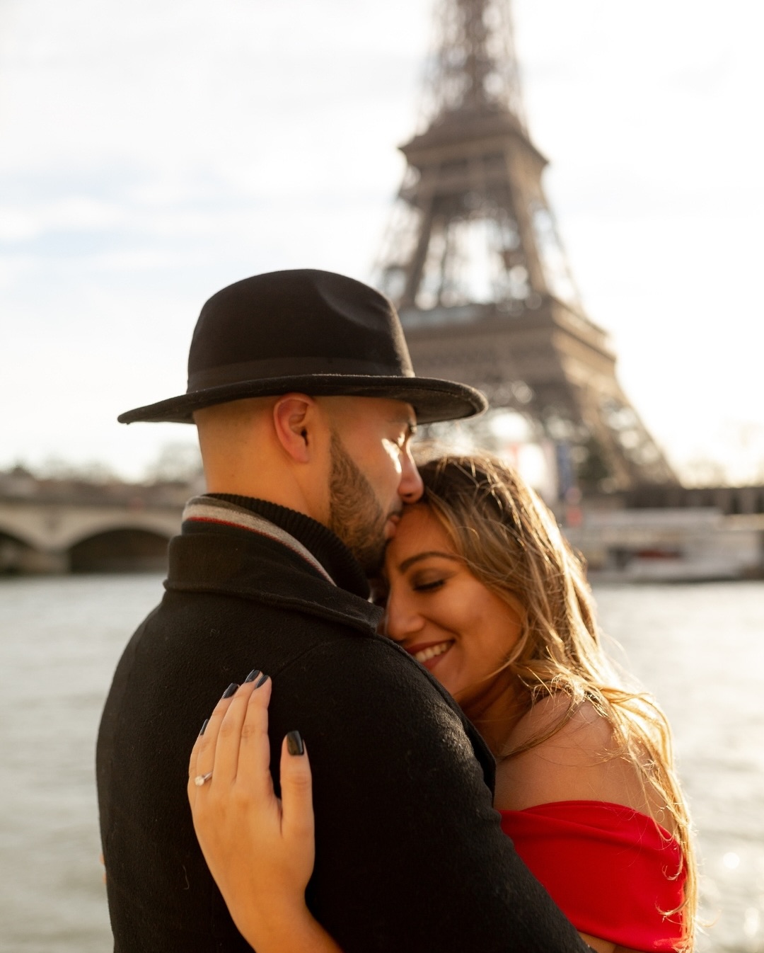 🇬🇧The sun was rising. They walked to the Seine… and what she didn’t know? He was about to kneel 🥹

Paris was just waking up, golden light reflecting on the water, her red dress glowing… and then it happened. A surprise proposal, right there, simple, intense, unforgettable.

She was pregnant, the session meant to celebrate the baby on the way, but this moment… this was magic ❤️

—

🇧🇷O sol nasceu, eles foram até o Sena e o que ela não sabia… era que ele ia ajoelhar ali 🥹

Paris ainda acordava, o céu ganhava tons dourados e tudo parecia apenas mais uma foto de casal. Ela estava grávida, o ensaio era pra comemorar o baby a caminho. Mas naquele instante que pedi pra eles se aproximarem do Sena, tinha aquele brilho do sol refletindo no Sena, uma luz dourada de fundo contrastando com o vestido vermelho dela… foi ali que ele se ajoelhou pra surpreendê-la. O resto vocês conferem nas images ❤️

Um pedido de casamento surpresa, simples, intenso e inesquecível, do jeito que amo fotografar. 
—
pedido de casamento surpresa, noivado em Paris, ensaio de casal, nascer do sol, Sena, amor verdadeiro, fotografia romântica, momento único

#PedidoDeCasamentoparis #NoivadoSurpresa 
#NascerDoSolparis #sunriseparis