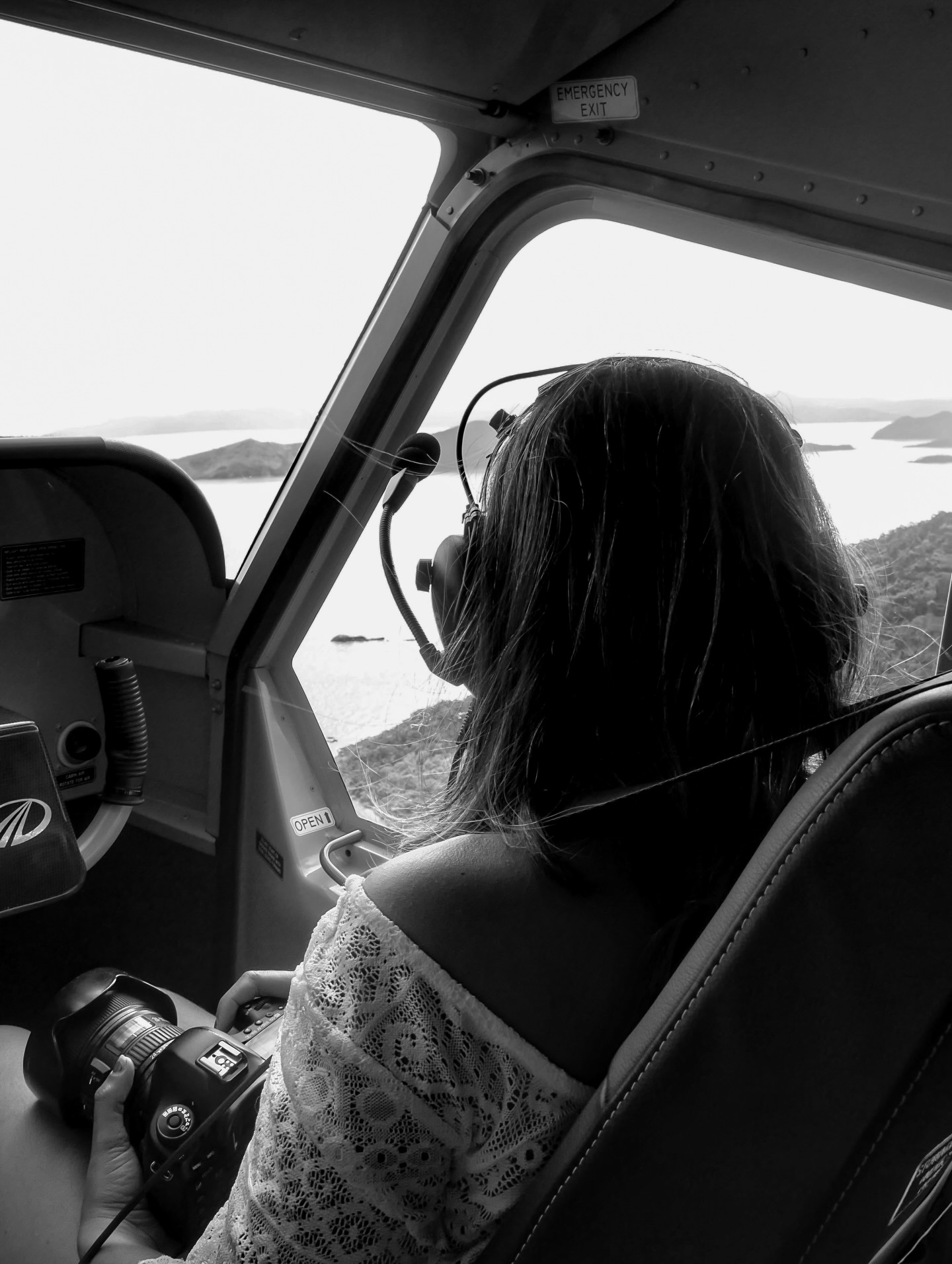 Bringing back 2016 ✨ Melhores momentos dos 30 anos, enquanto os 40 se aproxima a passos rápidos.

🇦🇺 Fotos 1 e 2: sobrevoando a Grande Barreira de Corais.
🇦🇺 Foto 3: Whitsundays, oficialmente a praia mais bonita que já pisei.
🇦🇺 Foto 4: meu primeiro liveaboard na barreira de corais com 12 mergulhos em 4 dias seguidos dormindo no mar…
🇧🇷 Foto 5: sendo que tinha acabado de tirar a carteira de mergulho… e de entrar no NY Instituto de fotografia.
🇧🇷 Foto 6: meu mini aniversário de 30 anos com o tema viagens 🥰
🇧🇷 Foto 7: comemorando os 30 em Fernando de Noronha…
🇧🇷 Foto 8: …e também voltando pra Cidade Maravilhosa ❤️
🇮🇹 Foto 9: roadtrip pela Costa Amalfitana.
🇮🇹 Foto 10: mergulho no patrimônio arqueológico submerso, desvendando a história romana numa água gelaaaaada.
🇦🇺 Foto 11: minha evolução na fotografia animal e meu primeiro encontro com um canguru 🦘
🦒 Foto 12: meu primeiro safári.
📸 Foto 13: uma foto digna de National Geographic (modéstia parte 😂).
🌍 Foto 14: conheci Zanzibar.
☀️ Foto 15: vivi meu penúltimo ano na dupla carreira, começava ensaio no nascer do sol e corria pra o segundo expediente como engenheira.
🎶 Foto 16: realizei o sonho de ver Radiohead ao vivo dois dias seguidos em Paris.
🎧 Foto 17: meu primeiro Tomorrowland ✨
🎵 Foto 18: vi minha banda favorita, Massive Attack, pela segunda vez.
🐩Foto 19: despedida da minha companheira de infância 💔
🐰Foto 20: meus peludos da época, Simba e Pacman. Alguém aqui é do tempo deles? 🖤

10 anos se passaram…que nostalgia boa! Tão bom ter fotos pra reviver ❤️ Aconselho o exercício de volta ao passado.