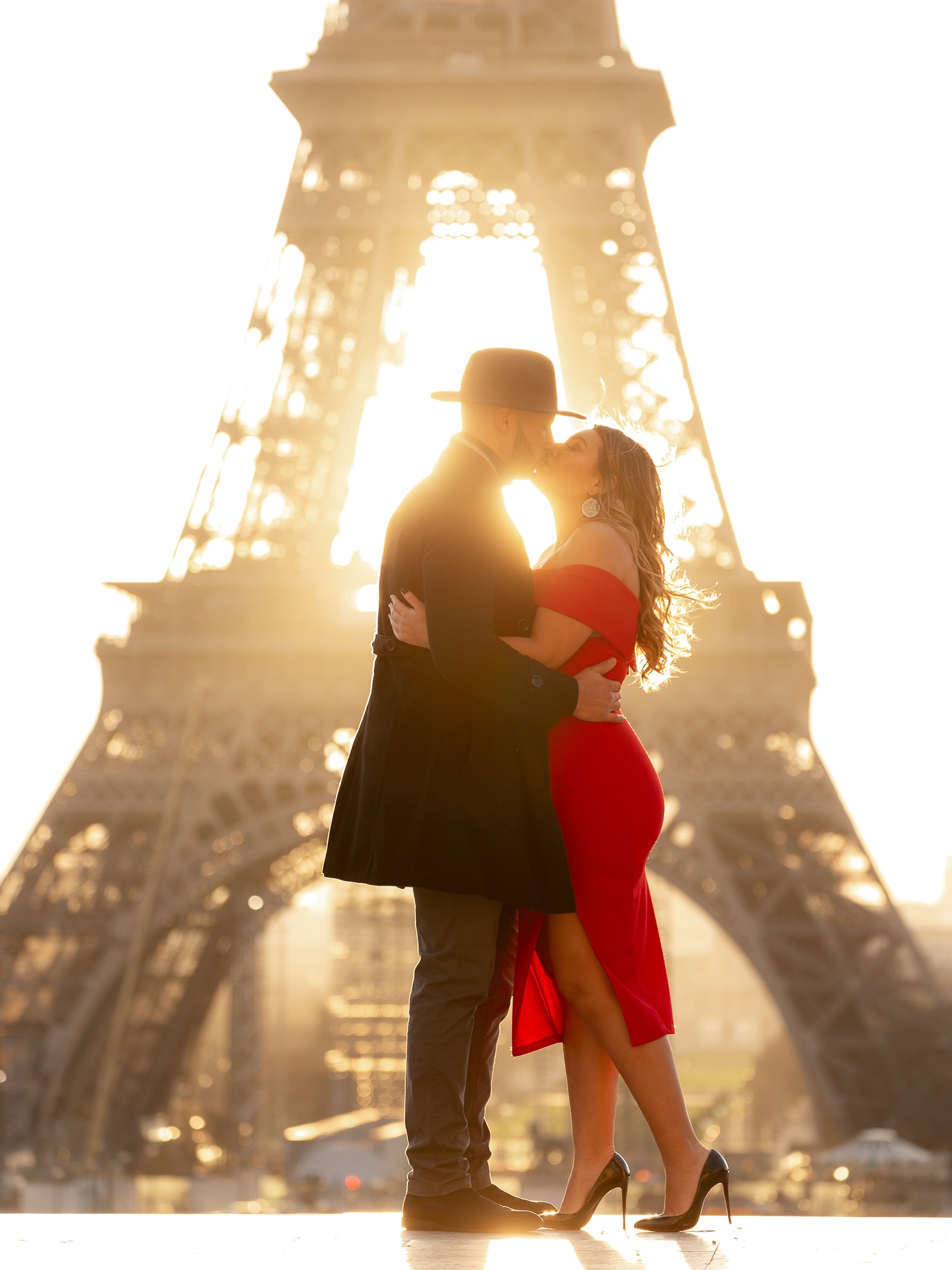 At sunrise, backlight, movement, real connection… with the Eiffel Tower behind them, playing with the light while it did its magic ✨

That’s how images stop being random and start becoming memories. Because your story is worth being felt, not just photographed.

This is the kind of client I love to work with those who value intention, emotion, and memories that last 💛

—

🇧🇷 Ao nascer do sol, contraluz, movimento, conexão verdadeira… com a Torre Eiffel atrás deles, brincando com a luz enquanto ela fazia sua mágica ✨

É assim que as imagens deixam de ser aleatórias e se tornam memórias. Porque uma história merece ser sentida, e não apenas fotografada.

É esse tipo de cliente que eu adoro receber quem valoriza intenção, emoção e memórias que duram 💛