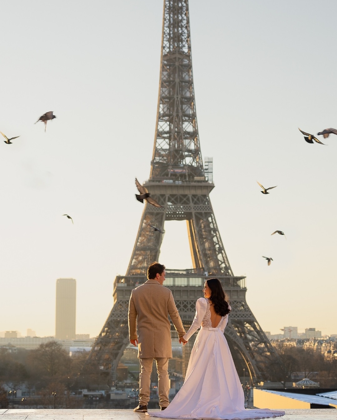 Esse ensaio foi reservado anos antes…

Na maioria das vezes, os ensaios em Paris são reservados com meses de antecedência, principalmente quando o cliente vem em alta temporada e quer garantir o melhor horário (que eu não me canso de repetir para vocês: início da manhã, sempre início da manhã).

Mas o caso da Bruna foi diferente. Ela havia reservado com 8 meses de antecedência… e então veio a pandemia 😢

E, bem, tivemos que adiar. Primeiro por meses, depois por anos. Mas durante todo esse tempo, mantivemos contato, replanejamos e ajustamos as datas. Estávamos sempre no WhatsApp conversando e alinhando sobre o ensaio.

Até que, finalmente, chegou o dia, foi pura alegria! Nos conhecemos pessoalmente e registramos as fotos que por tanto tempo imaginamos. A Bruna, além de ser um doce, foi aquela cliente que toda fotógrafa em Paris deseja : deu carta branca para criar, aceitou o horário mais cedo possível e ainda trouxe o vestido de casamento para eternizar esse momento, mesmo depois de ter adiado tanto esse sonho.

É por isso que, mesmo esperando anos, esse ensaio de casamento em Paris foi tão inesquecível: pelos preparativos, pela confiança e pela emoção de finalmente viver o dia que parecia tão distante.

Se você está planejando um ensaio em Paris, seja um elopement, fotos de casamento, ensaio de casal ou de família, ficarei feliz em te orientar para criar algo tão especial quanto foi o da Bruna.

📍 Fotógrafa brasileira em Paris
📍 Ensaio de casamento e elopement em Paris
💌 Reservas por e-mail ou DM

#EnsaioEmParis
#FotografaEmParis
#ElopementParis
#EnsaioCasalParis
#ParisPhotographer