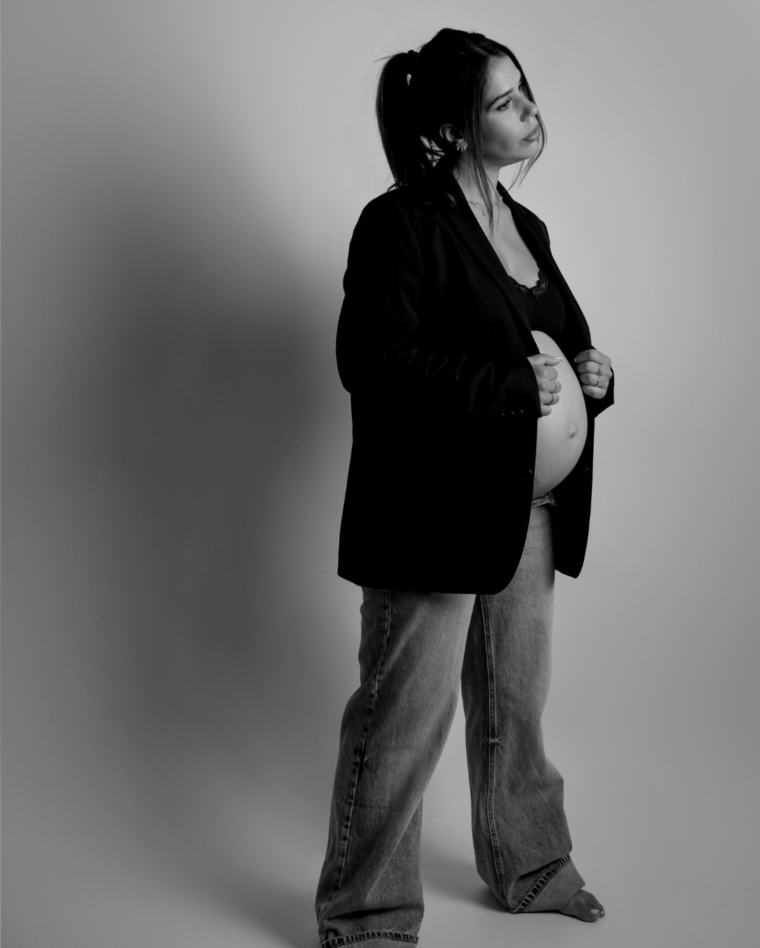 Meu trabalho nunca foi só sobre cenário 🙂

Eu amo fotografar em Paris, mas o estúdio tem algo que Paris não tem: controle absoluto da luz, do tempo e da intenção do ensaio. Há menos distrações, não existe nenhuma paisagem competindo pela atenção, sabe?

Talvez seja por isso que eu ame tanto fotografar nos dois mundos, porque Paris é o lugar que me dá contexto, movimento e uma atmosfera única, onde fotografo viajantes de diversas partes do mundo que querem viver a cidade com verdade.

Já o estúdio é onde trabalho com mulheres, empreendedoras e marcas que querem profundidade, foco e um olhar ainda mais apurado aos detalhes.

São experiências diferentes, histórias diferentes, mas guiadas pelo mesmo olhar.

E, muito em breve, esse espaço vai ganhar uma nova forma. Tão ansiosa pra contar um pouco mais dessa aventura ❤️ 

—

📍 Ensaios em Paris (viajantes e locais)
📍 Ensaios em estúdio (mulheres, empreendedoras e marcas)
💌 Reservas por DM ou e-mail

#EnsaioEmParis
#FotografiaAutoral
#EnsaioGestante
#studiophotoparis
#FotografaEmParis