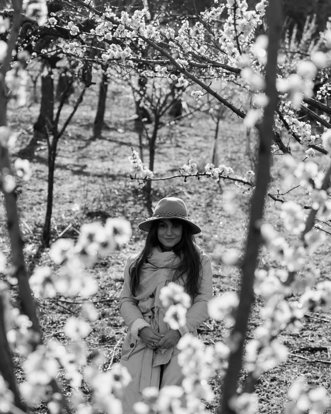 Daqui a alguns dias, se o espaço aéreo permitir, embarco para observá-las em um novo destino. Porém, há 18 anos atrás, quando peguei meu primeiro voo internacional (15/08/2008), eu achava que estava indo apenas para a França viver meu tão sonhado intercâmbio. Eu não fazia ideia do que tanto viveria, nem dos caminhos que se abririam.

A vida foi muito maior (e melhor) do que aquela Beks de 2008 poderia planejar.

Aquela Beks acelerada, que escolheu computação, e mais tarde mudou de área quase aos 30 anos de idade, que deixou a segurança da “CLT” na França para empreender na fotografia… ah, ela ainda não sabia, mas estava começando a desacelerar.

Foi ali que aprendi a enxergar Paris além do metrô-trabalho-casa, a perceber a transição das estações e a esperar com tanto amor pela primavera.

Aprendi a reconhecer o florescer das cerejeiras, das magnólias, das lavandas, das azaléias… E, hoje, eu conheço esses ciclos quase como conheço minhas próprias fases ❤️

E, talvez seja por isso que, toda vez que vejo uma magnólia ou cerejeira florescer, sinto que eu também floresci um pouco, sabe? Não é a toa, nasci na época da floração das sakuras e tem um gostinho especial ser presenteado a cada aniversário do lado de cá com a floração delas 🥹🌸

Mas nada disso teria sido possível se lá atrás, em 2008, eu não tivesse tido o investimento dos meus pais e dos meus avós, que trabalharam para me oferecer oportunidades que eles mesmos não tiveram. 

Ver essas bonitas florescendo envolve também gratidão pela vida e por hoje ver florescer sonhos que eu nem imaginava ter.