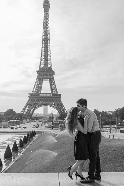 Foto preto e branco de casal elegante beijando na Torre Eiffel - Fotografo brasileiro